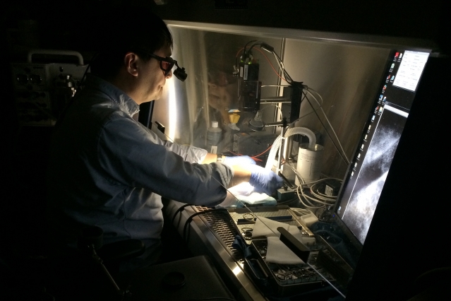 A Massachusetts General Hospital surgeon demonstrates the Lincoln Laboratory’s near-infrared fluorescence imaging (NIRF) system. The system’s camera detects probes attached to tumors, and displays their 