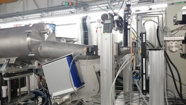 The PSI synchrotron radiation facility in Switzerland. To the left is the beamline that sends out the X-rays. The sample is attached to the small copper plate slightly to the right, and in the right-hand corner is the detector. Credit: Jenny Andersson