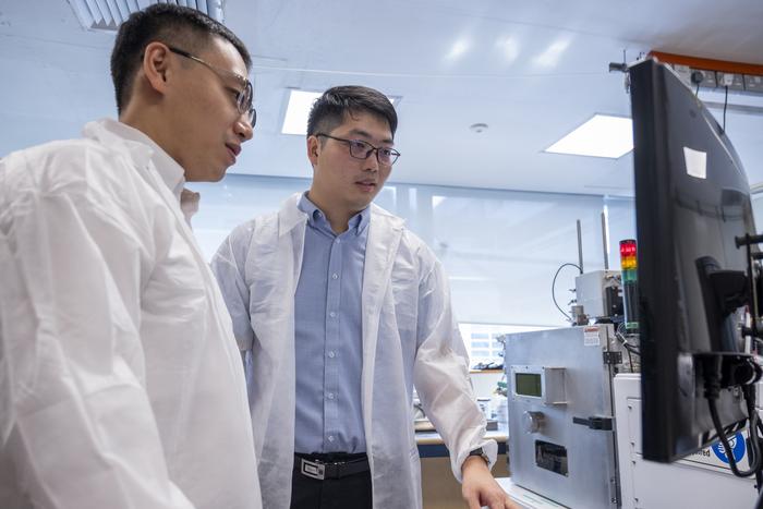 NTU Singapore's Dr Gao Shubo (left) and ASTAR's Dr Li Zhi