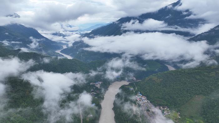 Moisture from the Indian Ocean passing through the Yarlung Tsangpo Grand Canyon “channel” to the Tibetan Plateau