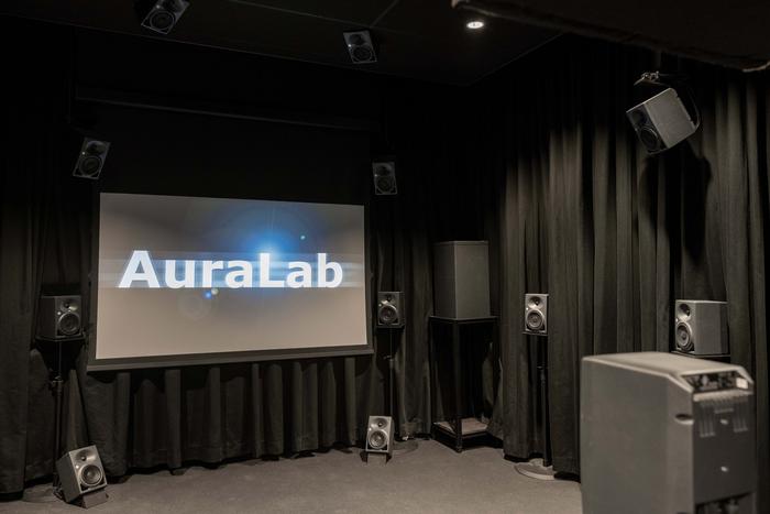 Empa's AuraLab: The arrangement of the loudspeaker array allows a spatial sound reproduction of artificial overflights