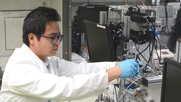 IAMT doctoral researcher Minh Nhat Nguyen tested a membrane of vertically aligned carbon nanotubes. (Photo: IAMT, KIT)