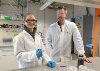 Coline Bichlmaier and Dr. Roman Lang in the lab
