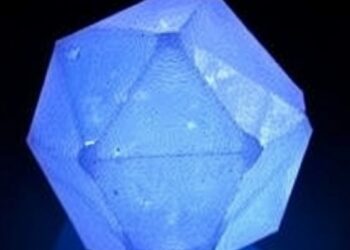Self-Healing Glow in Simple Oxide Crystals