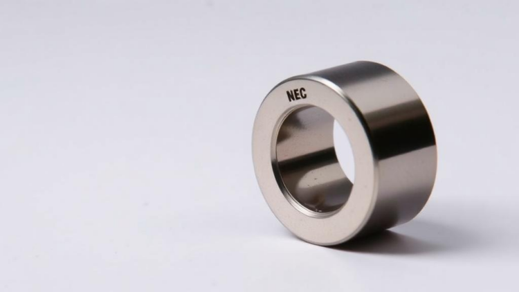 New 2D Half-Metal Magnets Predicted to Keep Their Spin at 550 K