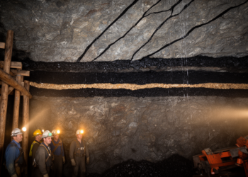 Asymmetric Overburden Fractures Guide Roof Water-Hazard Zoning in Closely Spaced Coal Seams