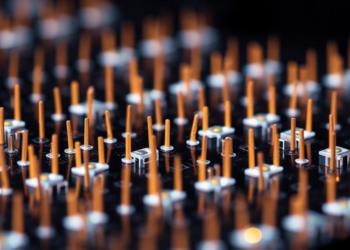 Etching flux pins single crystal growth of 2D semiconductors at exact pattern centres