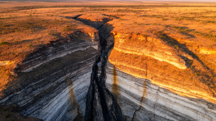 Deep Fractures and a Hidden Dyke Reveal Hydrothermal Fluid Highways in the Bushveld Complex