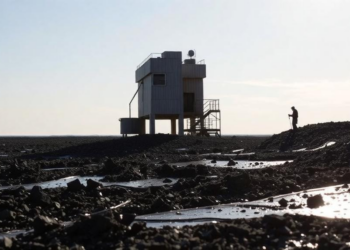 Steel Slag Transformed Into Sunlight-Driven Textiles That Strip Viscous Oil From Water