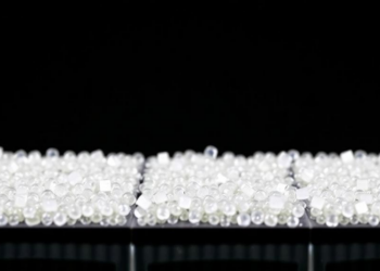 Tiny Silica–Alumina Coating Shrugs Off Years of UV Beating in New Solar Glass Test